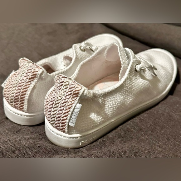 Roxy Women’s White Slip On Sneakers Like New Sz 9 - Picture 2 of 4
